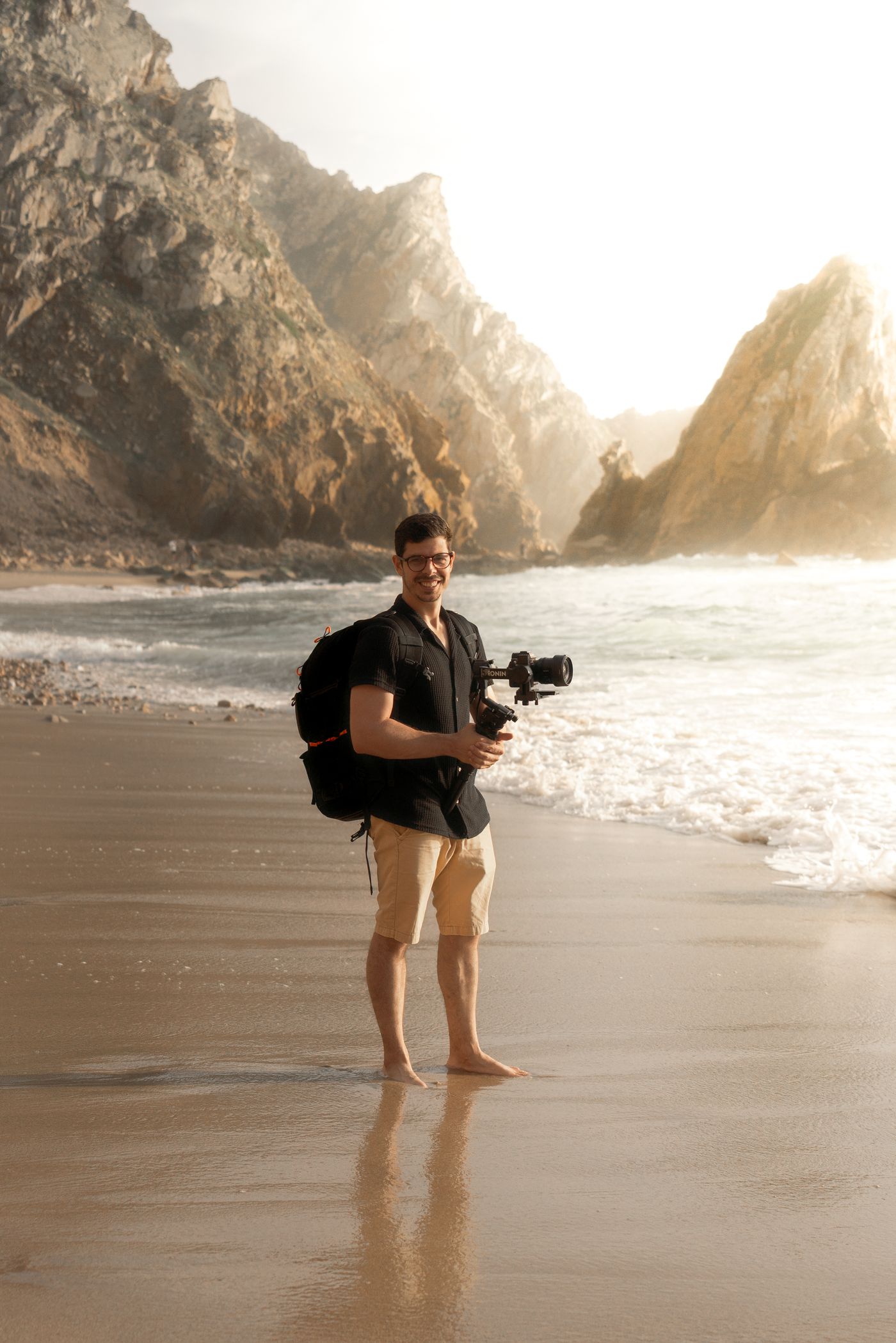 Diogo a fotografar na praia ao pôr do sol