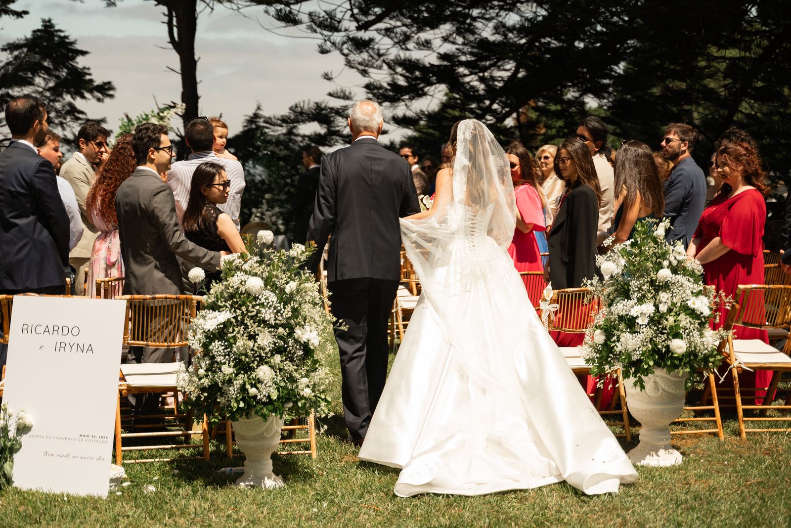 Cerimónia de casamento ao ar livre com convidados